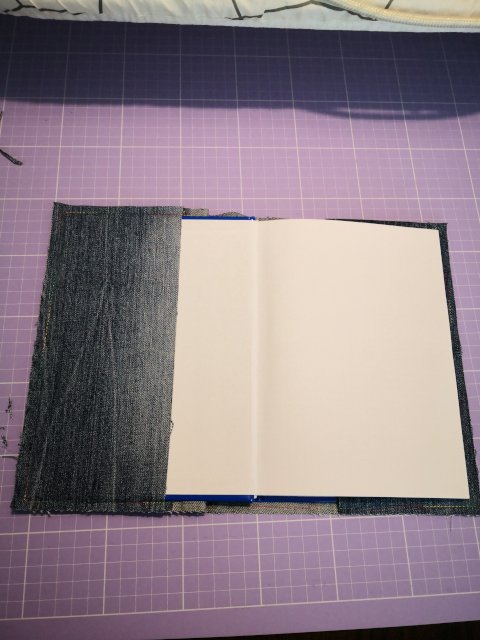 buchhuelle-mit-der-naemaschine-2