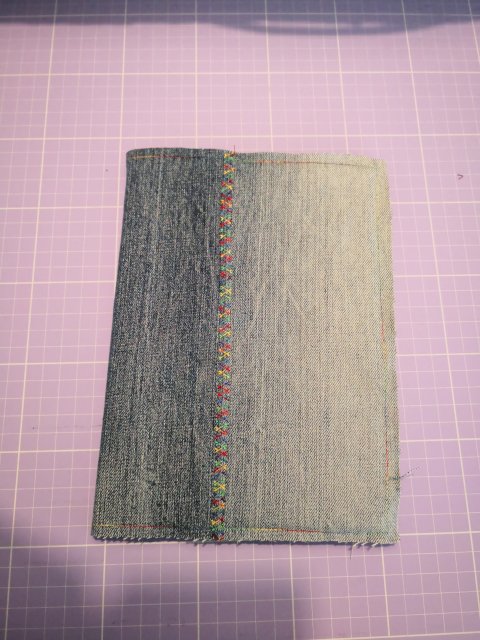 buchhuelle-mit-der-naemaschine-3