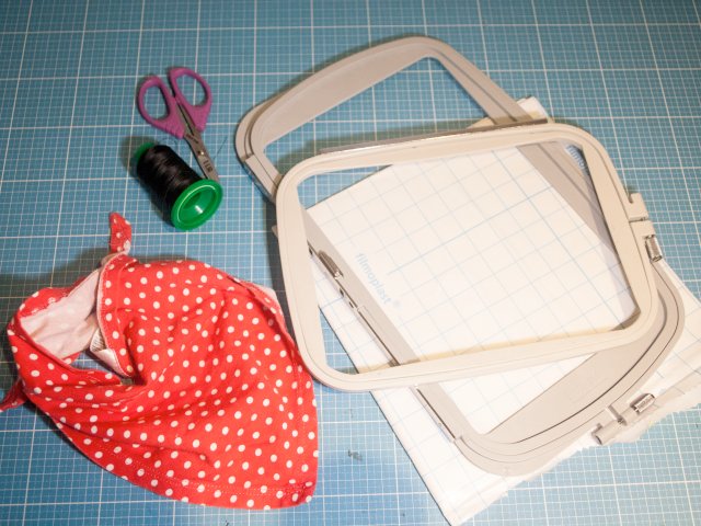 halstuch-fuer-kinder-mit-stickerei-01
